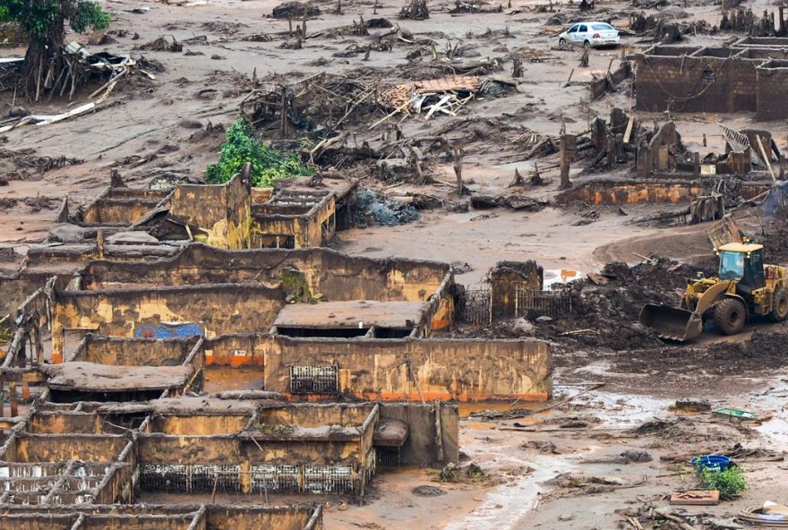 Buscas por vítimas se estende até hoje. (Foto: Antonio Cruz/Agência Brasil)