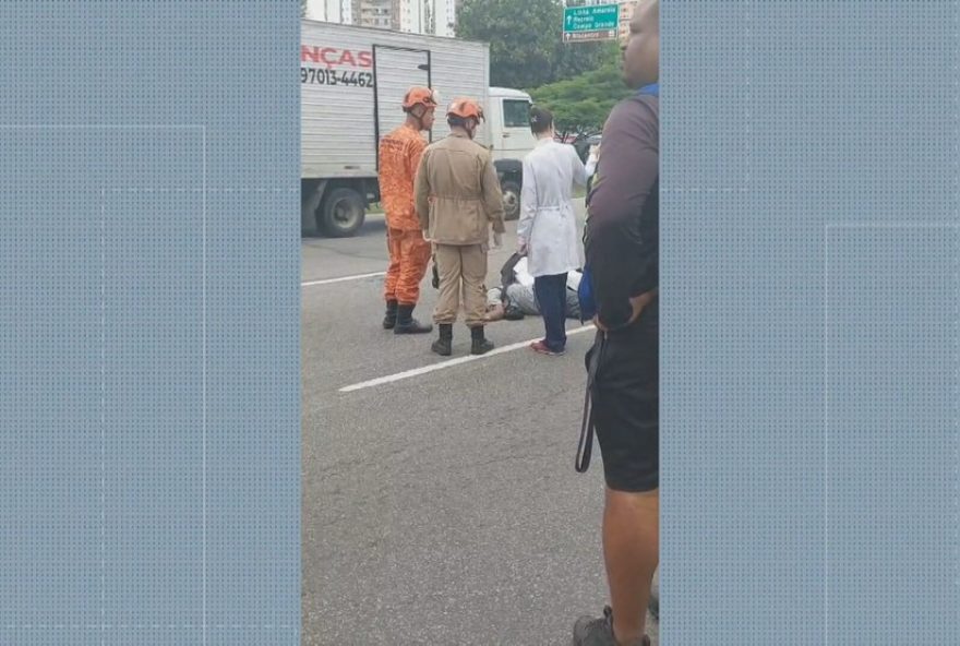 tragico-acidente-na-barra-da-tijuca3A-motociclista-morre-apos-colidir-com-caminhao