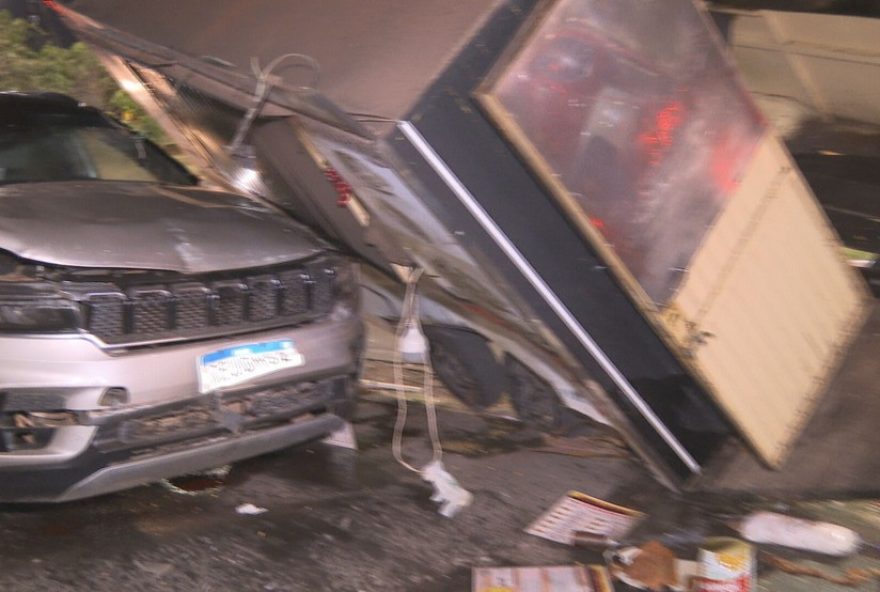 trailer-de-lanches-atingido-por-carro-causa-queimadura-em-trabalhador-no-df-confira-detalhes-no-de-df