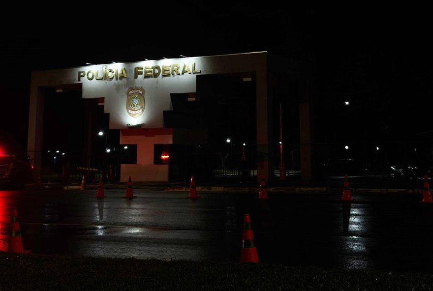 tranquilidade-marca-madrugada-em-frente-a-pf-durante-prisao-de-bolsonaro