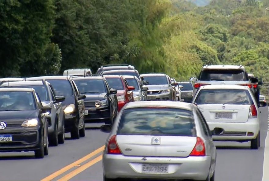 transito-intenso-marca-volta-do-feriado-em-mogi-bertioga3A-congestionamento-na-sp-98.-motoristas-devem-redobrar-atencao-para-evitar-atrasos