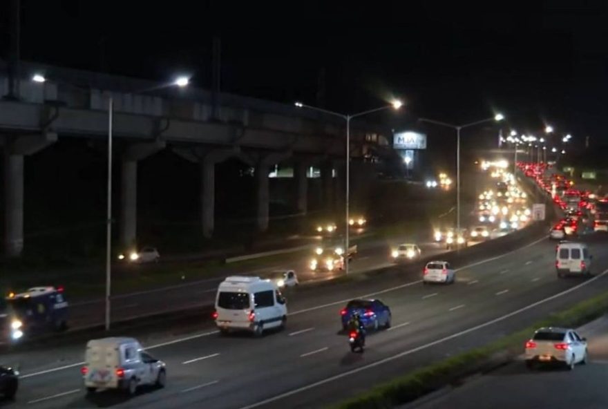 transito-intenso-na-br-324-e-terminal-rodoviario-de-salvador-antes-de-corpus-christi-e-sao-joao3A-feriado-movimentado