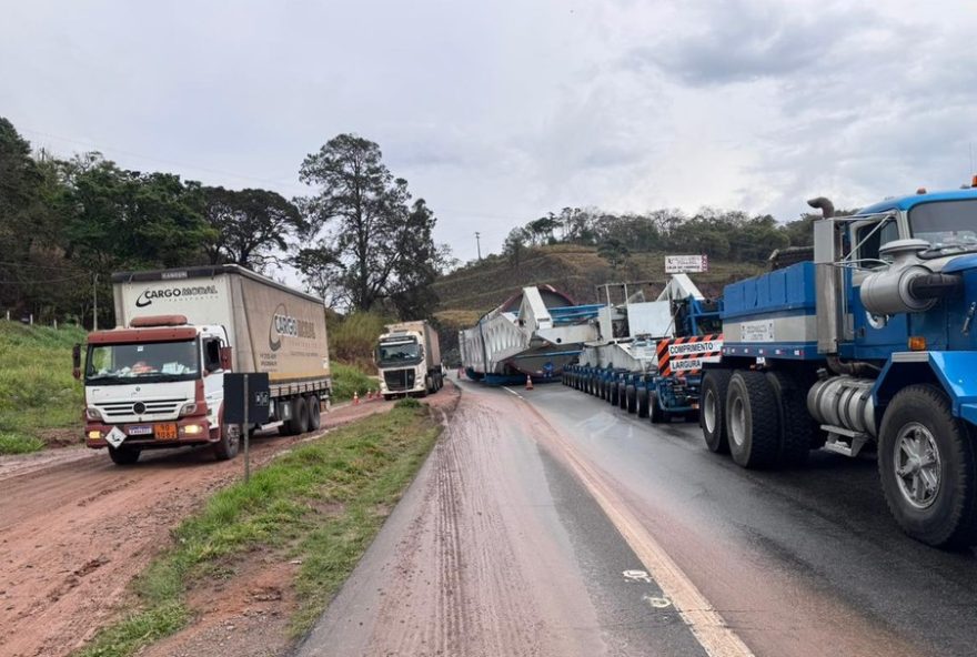 transito-lento-na-rodovia-fernao-dias-devido-a-pane-em-carreta-gigante-no-sul-de-minas