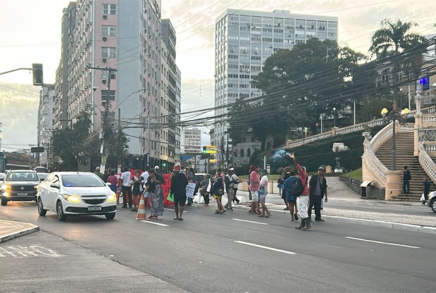 transito-lento-no-centro-devido-a-nova-manifestacao-e-acidente