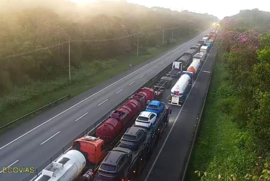 transito-parado-na-anchieta-apos-queda-de-passarela3A-liberacao-prevista-para-tarde-de-sexta