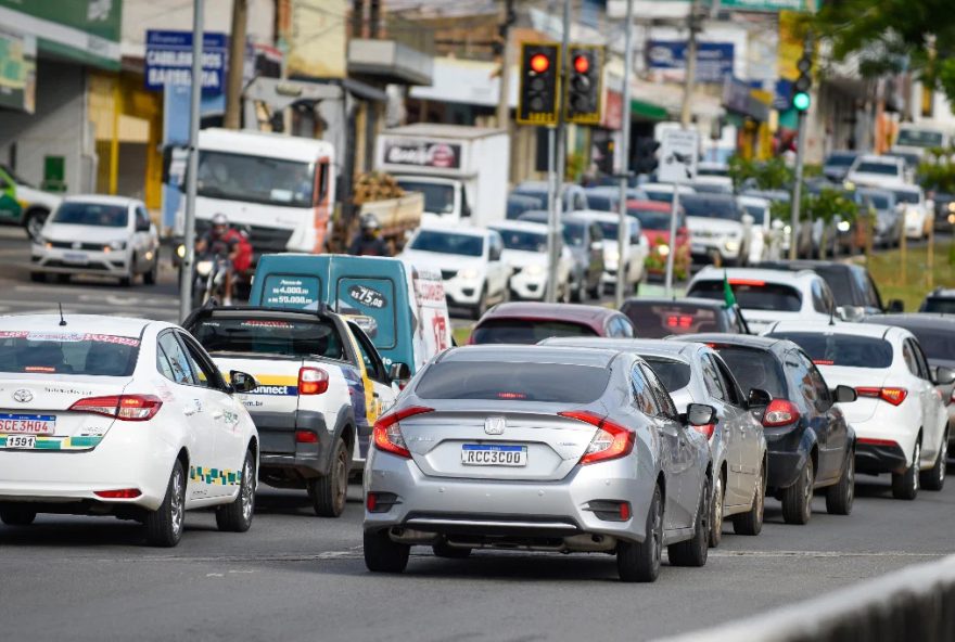 Filas de carros em Goiânia: deputado propõe incentivos para fabricação de veículos elétricos e híbridos em Goiás