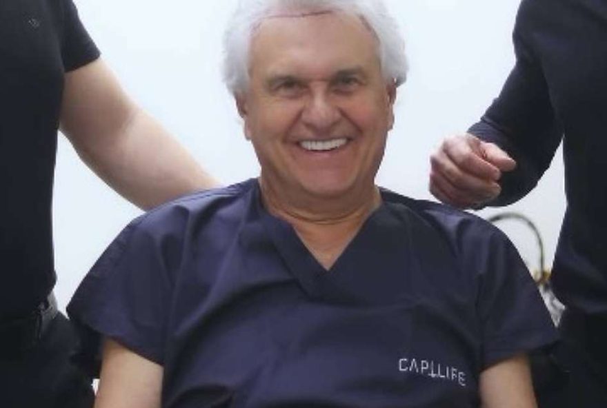 transplante-capilar-de-ronaldo-caiado-em-destaque-e-causando-agitacao-nas-redes-sociais