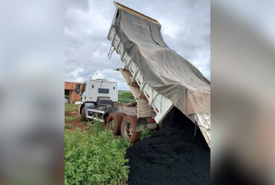 transporte-de-insumos-para-produtores-rurais-em-itapeva2C-sp3A-servico-acessivel-a-partir-de-r24150.-confira