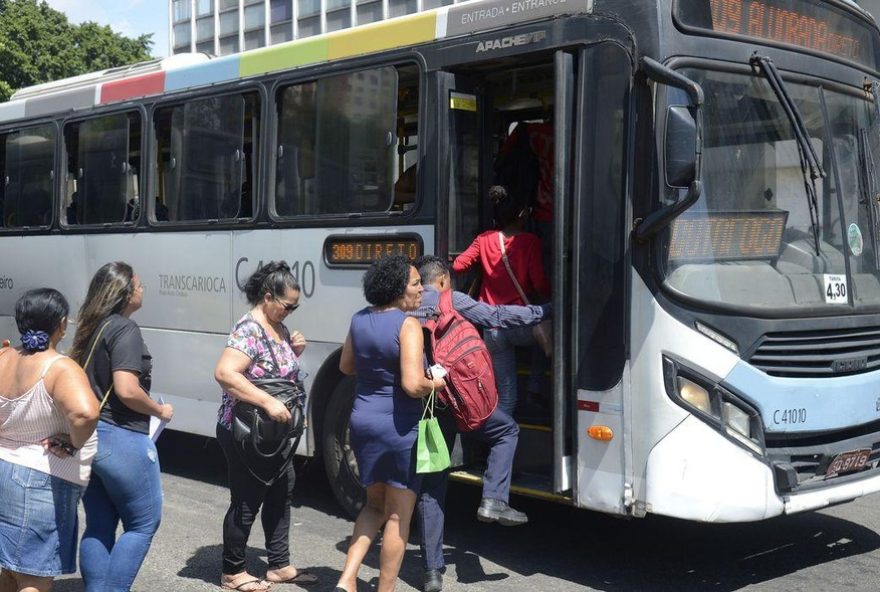 transporte-no-rio3A-trens2C-onibus2C-vlt2C-vans-e-taxis-com-tarifas-reajustadas