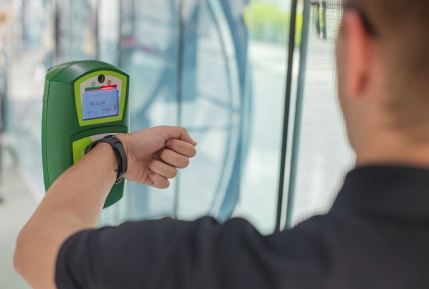 transporte-publico-em-curitiba-agora-aceita-pagamento-por-celular-e-relogios-inteligentes.-nova-modalidade-traz-praticidade-e-seguranca-aos-passageiros transporte-publico-em-curitiba-agora-aceita-pagamento-por-celular-e-relogios-inteligentes.-nova-modalidade-traz-praticidade-e-seguranca-aos-passageiros