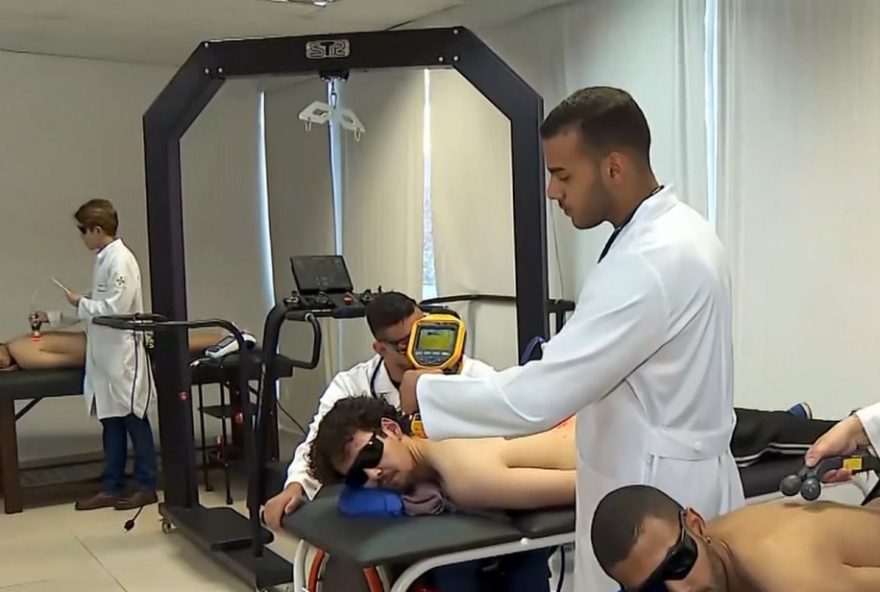 tratamento-gratuito-com-laser-para-dores-nas-costas-na-uemg3A-como-participar