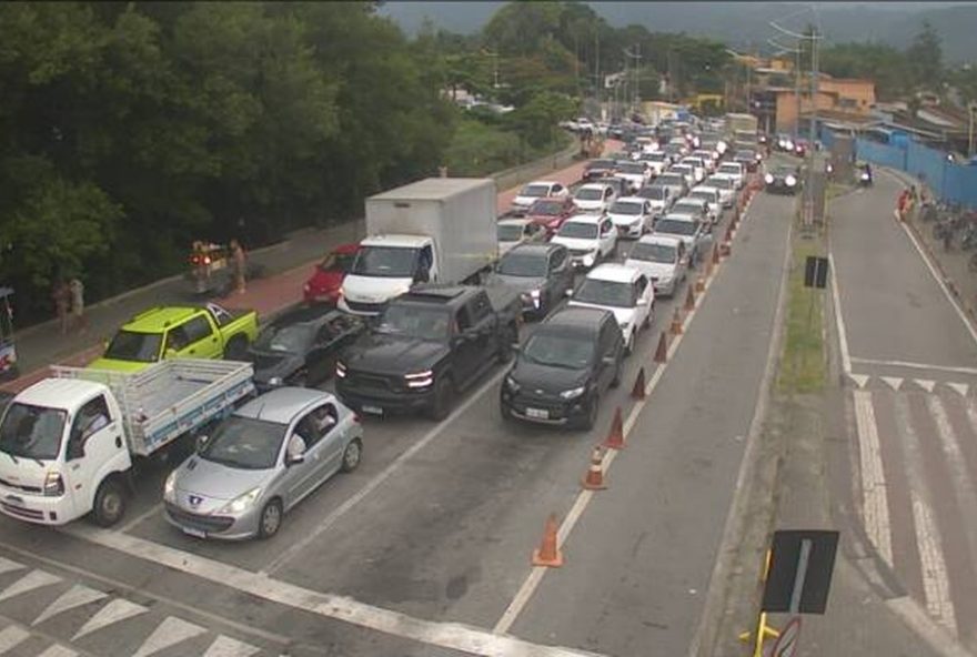 travessia-de-balsa-sao-sebastiao-ilhabela3A-fila-de-espera-de-3h-devido-as-condicoes-climaticas