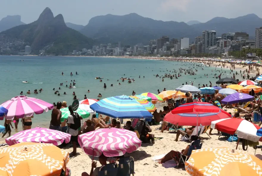 onda de calor atingiu com força o Rio e se apresenta intensa desde logo cedo. A sensação térmica chegou a 52,7 graus Celsius (°C)
(Foto: Reprodução/ Agência Brasil)