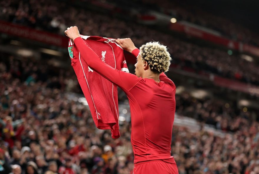 treinador-do-liverpool-critica-ekitike-por-expulsao-em-comemoracao-de-gol