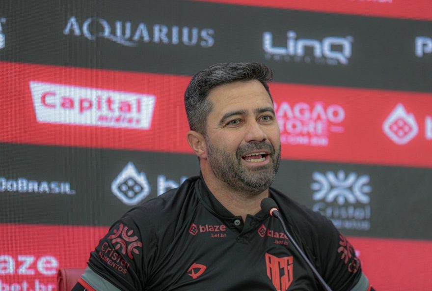 treinador-rafael-lacerda-garante-permanencia-no-atletico-go-ate-2026-e-planeja-sucesso-na-proxima-temporada