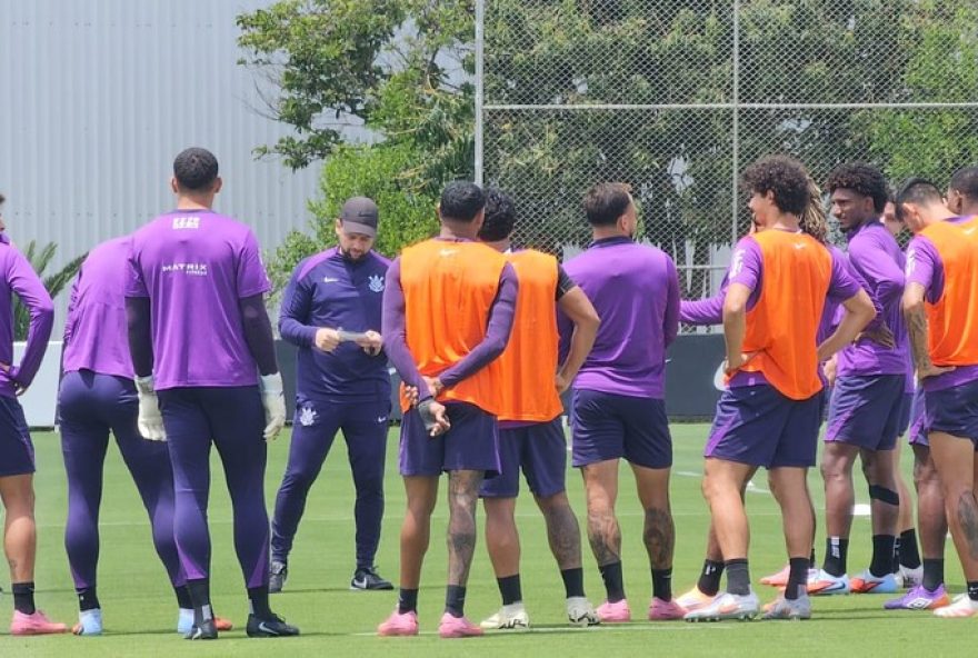 treino-do-corinthians-no-ct-dr.-joaquim-grava3A-hugo-souza-ausente-devido-a-lesao-no-ombro-direito3B-jogadores-se-recuperam-para-confronto-com-o-vitoria