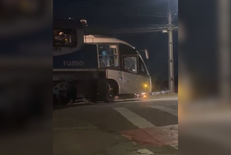 trem-colide-com-onibus-parado-em-trilhos-de-curitiba-sem-feridos