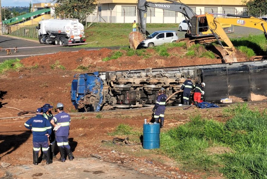 trem-descarrila-apos-deslizamento-em-ponta-grossa2C-parana3A-maquinista-sai-ileso