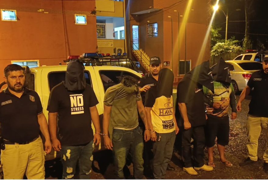 tres-brasileiros-presos-por-trafico-de-paraguaios-perto-do-pr tres-brasileiros-presos-por-trafico-de-paraguaios-perto-do-pr