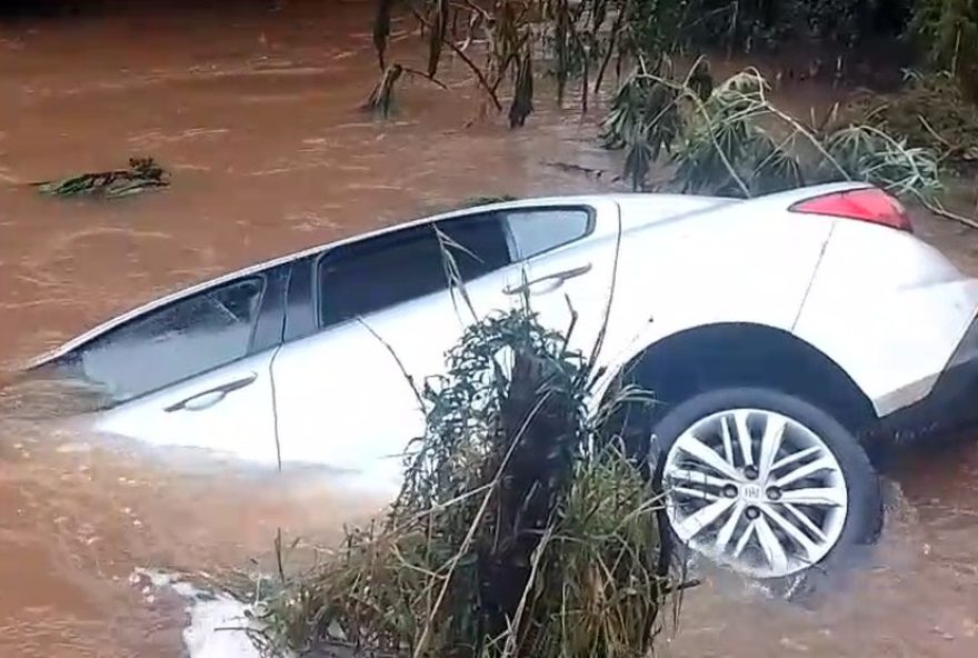tres-carros-caem-em-rio-no-norte-do-rs-apos-festa-junina2C-dizem-bombeiros