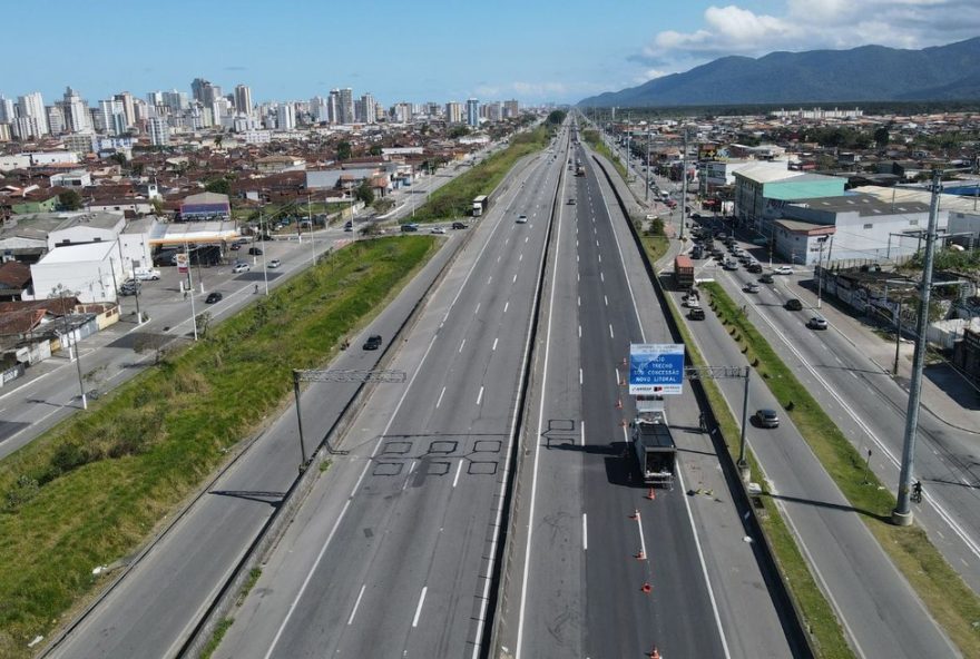 tres-cavalos-morrem-atropelados-por-caminhao-na-rodovia-padre-manoel-da-nobrega-em-peruibe2C-sp