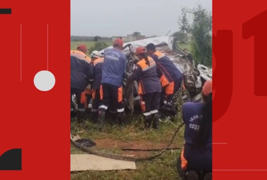 tres-mortos-e-dois-feridos-em-acidente-na-br-324-em-riachao-do-jacuipe3A-jovem-em-estado-grave