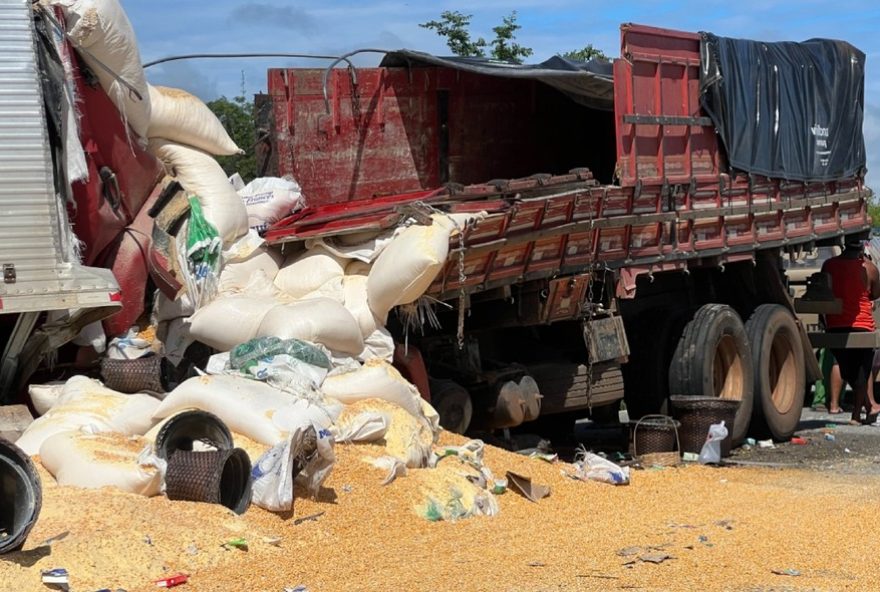 tres-mortos-em-grave-acidente-entre-caminhoes-na-bahia3A-fotos-chocantes-mostram-cabines-retorcidas