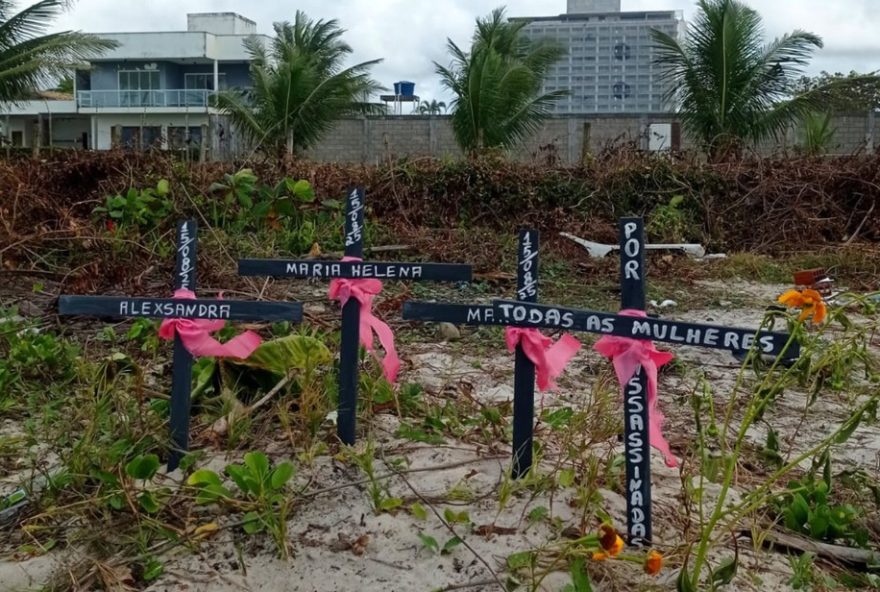 tres-mulheres-encontradas-mortas3A-policia-interroga-quatro-suspeitos-e-investiga-triplo-homicidio-em-praia-na-bahia