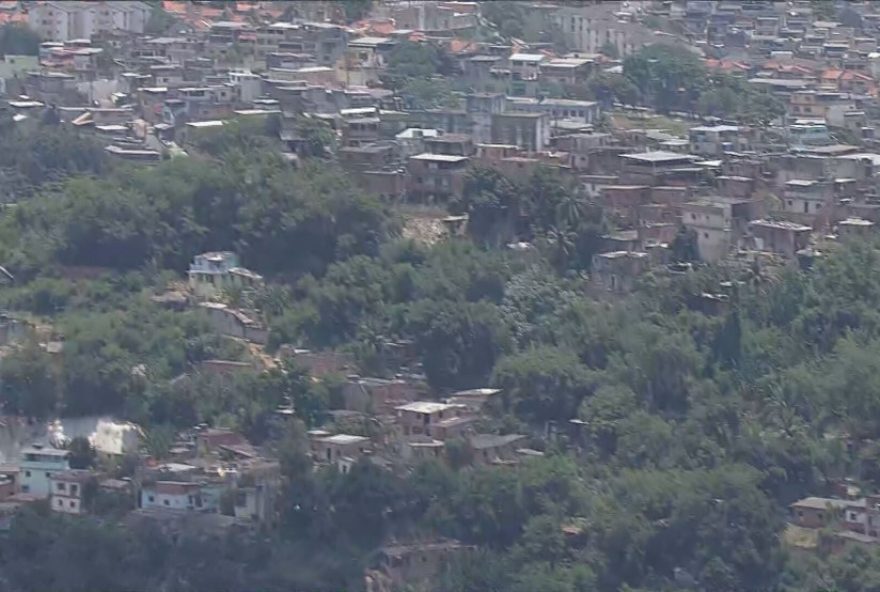 tres-onibus-sao-usados-como-barricadas-em-tiroteio-no-complexo-da-pedreira2C-rio-de-janeiro