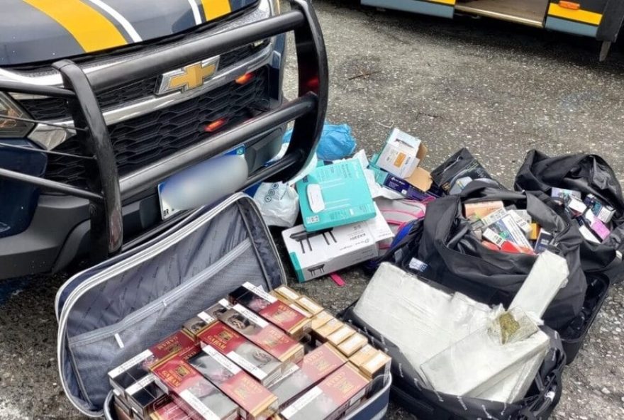 tres-passageiros-detidos-com-maconha-escondida-em-onibus-na-br-1013A-adolescente-entre-os-presos.-a-importancia-das-fiscalizacoes-da-prf.-novidades-de-sc