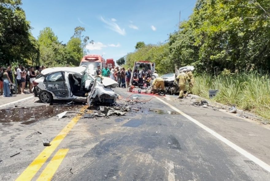 tres-pessoas-morrem-apos-acidente-envolvendo-carros-e-carreta-na-bahia tres-pessoas-morrem-apos-acidente-envolvendo-carros-e-carreta-na-bahia