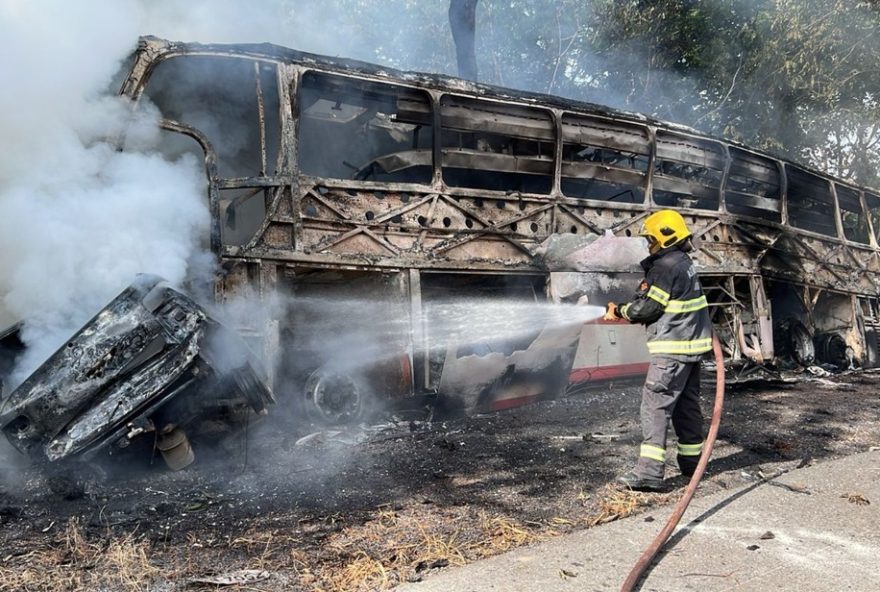 tres-pessoas-morrem-em-colisao-entre-carros-e-onibus-na-br-0202C-em-formosa