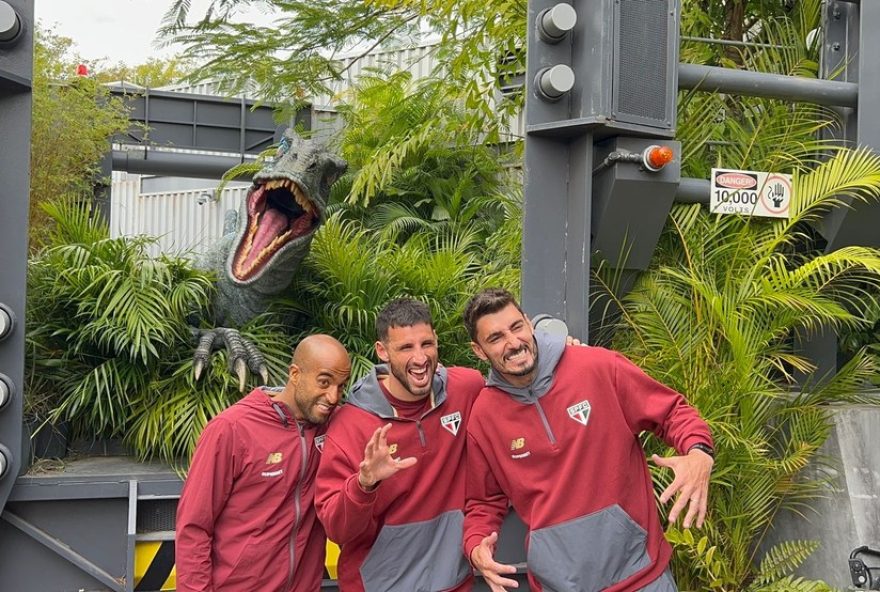 trio-do-sao-paulo-se-diverte-em-parque-e-posa-com-dinossauro-em-orlando