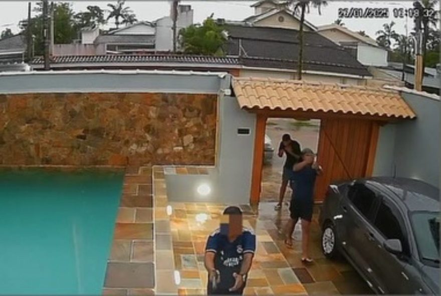 trio-e-detido-apos-invadir-casa-de-veraneio-no-litoral-de-sao-paulo3A-policia-captura-criminosos-em-acao-de-refens