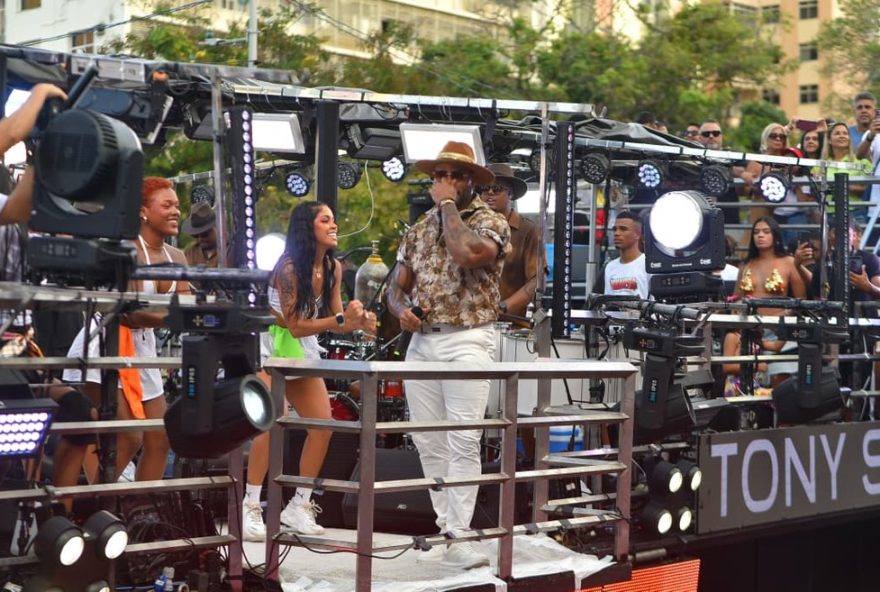 trio-eletrico-de-tony-salles-quebra-e-encerra-desfile-em-salvador trio-eletrico-de-tony-salles-quebra-e-encerra-desfile-em-salvador