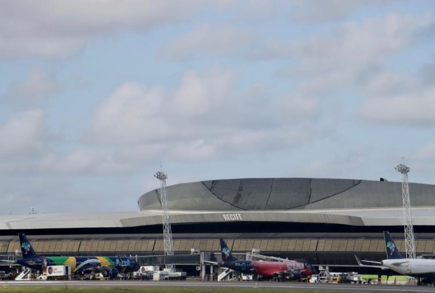 tripulante-passa-mal3A-aviao-da-azul-pousa-no-recife