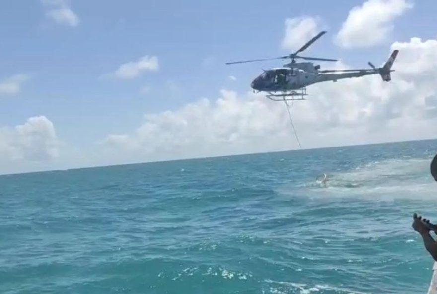 tripulantes-sao-resgatados-por-helicoptero-apos-barco-a-deriva-em-braganca2C-para tripulantes-sao-resgatados-por-helicoptero-apos-barco-a-deriva-em-braganca2C-para