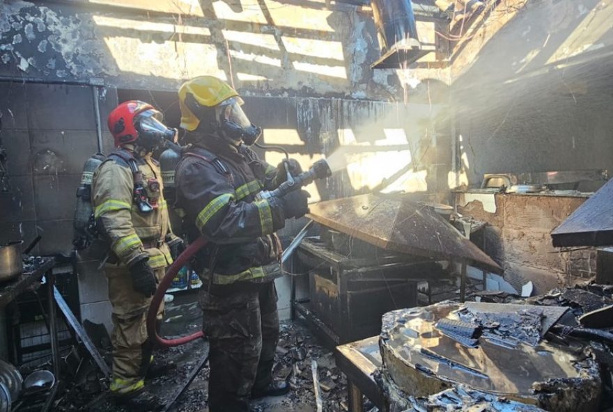 troca-de-botijao-causa-explosao-em-restaurante-de-uberlandia3A-funcionario-trocou-com-fogo-aceso.-danos-estruturais-e-incendio-controlado2C-imovel-interditado.-video-mostra-os-danos