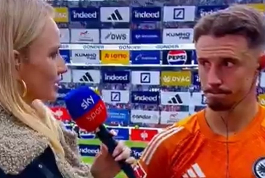 troca-de-camisas-inusitada3A-capitao-do-werder-bremen-confunde-reporter-apos-troca-com-jogador-do-eintracht-frankfurt