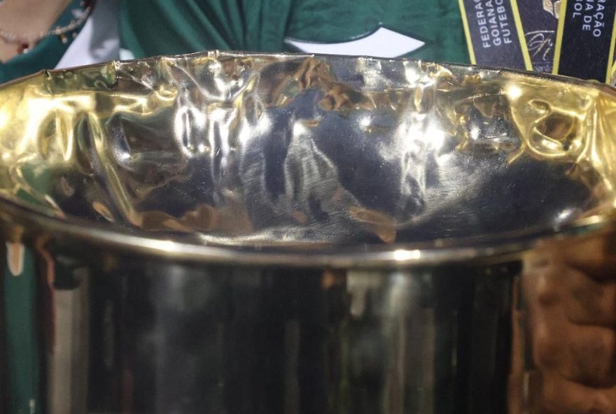 trofeu-do-campeonato-goiano-cai-de-drone-e-fica-amassado trofeu-do-campeonato-goiano-cai-de-drone-e-fica-amassado