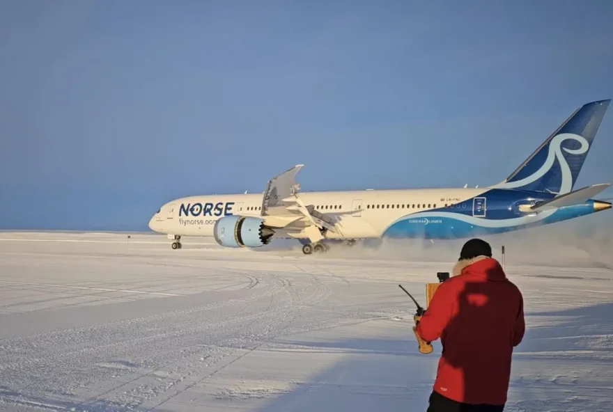 Boeing 787 faz pouso inédito em pista de gelo na Antártida