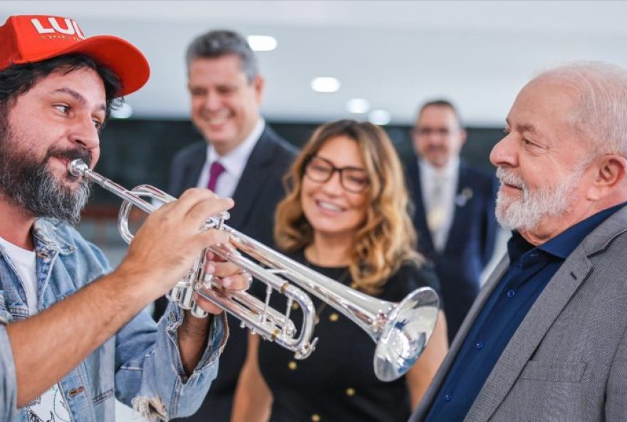 trompetista-que-participou-de-protestos-contra-bolsonaro-desfila-em-homenagem-a-lula trompetista-que-participou-de-protestos-contra-bolsonaro-desfila-em-homenagem-a-lula