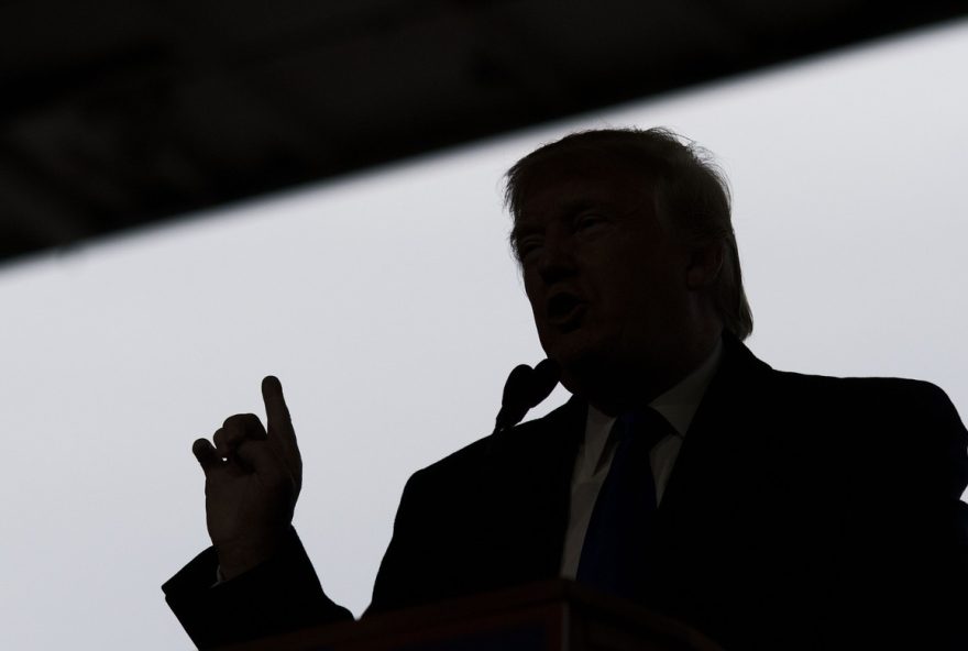 trump-assina-ordem-executiva-implementando-tarifa-de-5025-sobre-o-brasil