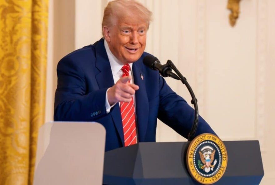 trump-revoga-vistos-de-sete-autoridades-brasileiras-em-retaliacao-ao-julgamento-de-bolsonaro
