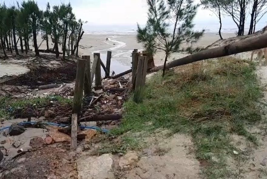 tsunami-meteorologico-destroi-muros-e-casas-em-jaguaruna2C-sc