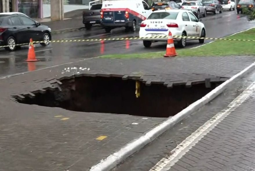 tubulacao-rompe-em-maringa3A-cratera-de-seis-metros-interdita-avenida