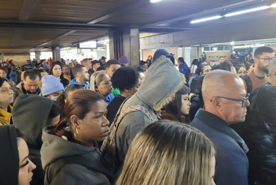 tumult-at-barra-funda-station-amid-cptm-service-710-suspension
