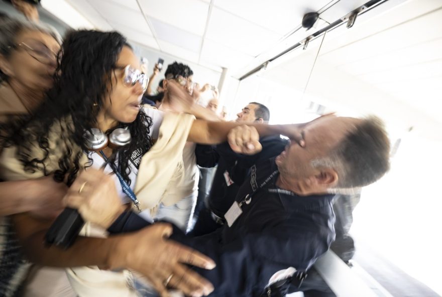 tumulto-e-feridos-na-camara-de-porto-alegre3A-vereadores-machucados-e-polemica-sobre-posse-de-arma