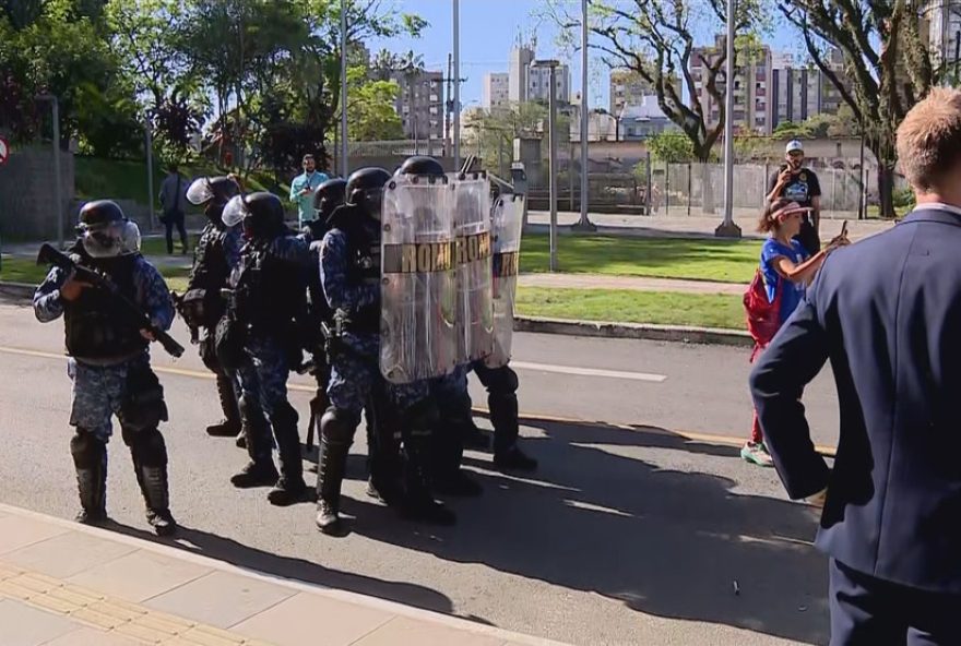 tumulto-e-repressao-marcam-sessao-da-camara-de-vereadores-de-porto-alegre3A-manifestantes-sao-barrados-e-confronto-ocorre-do-lado-de-fora
