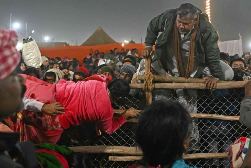 tumulto-em-festival-religioso-na-india-deixa-ao-menos-15-mortos